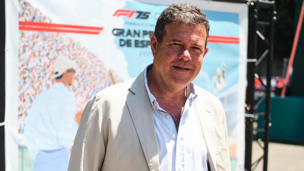 Ignasi Armengol, director general de Fira Circuit, ante el cartel promocional del GP de España 2025 de Fórmula 1