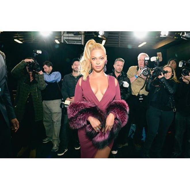 Beyoncé, muy sexy, con vestido morado