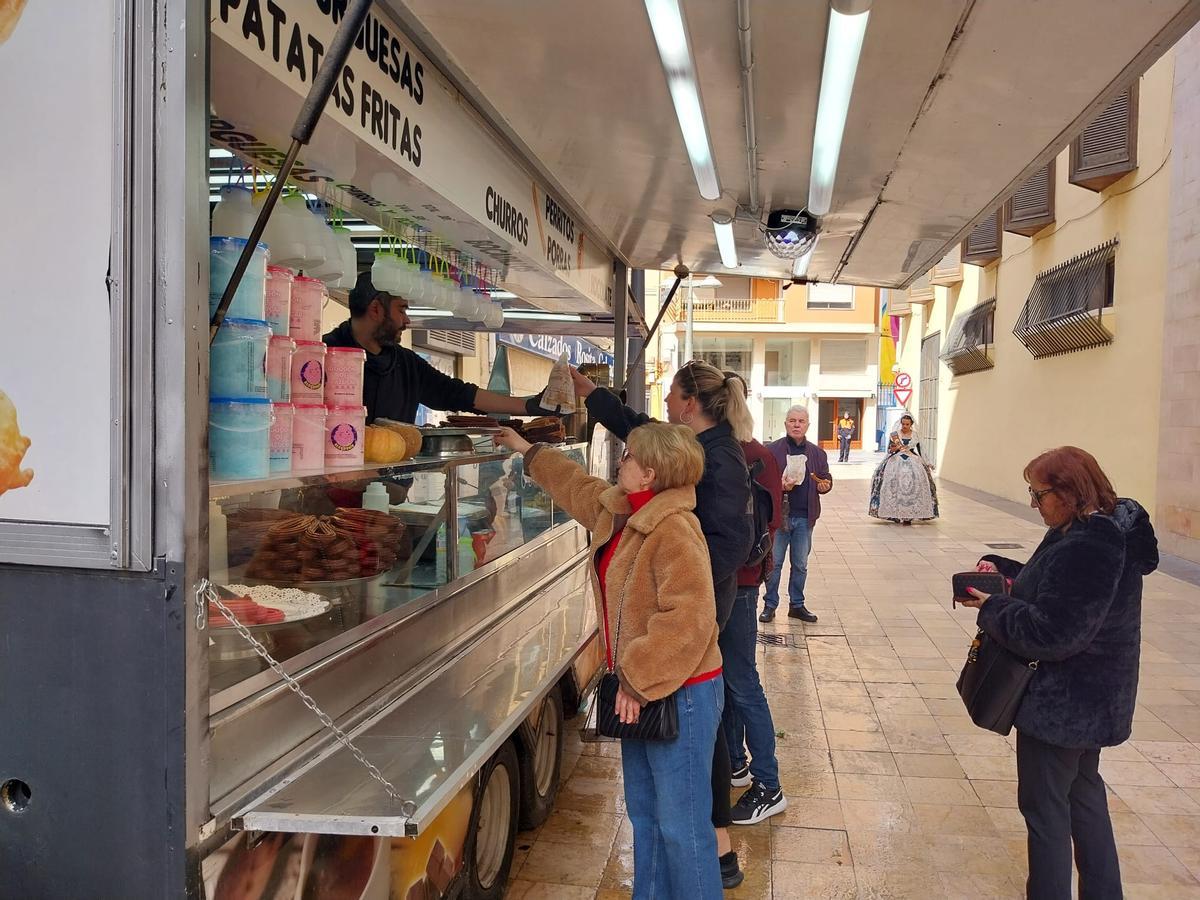 Una churrería de la calle Sant Josep de Calassanç atiende a los clientes.