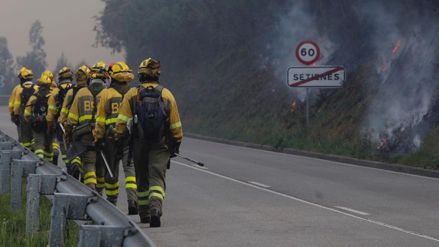 Un grupo de bomberos, el viernes, luchando contra el fuego en Valdés.
