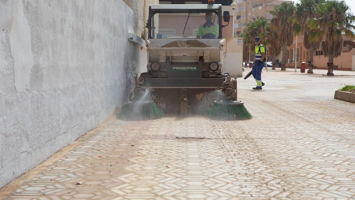 Un refuerzo de 47 operarios se suman al servicio de limpieza en zonas costeras de Cartagena.