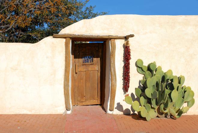 Chiles colgados en una puerta en casa de Nuevo México