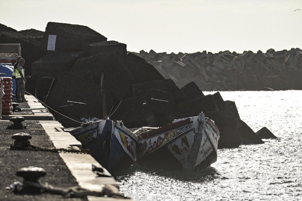 Imagen de dos cayucos en La Restinga