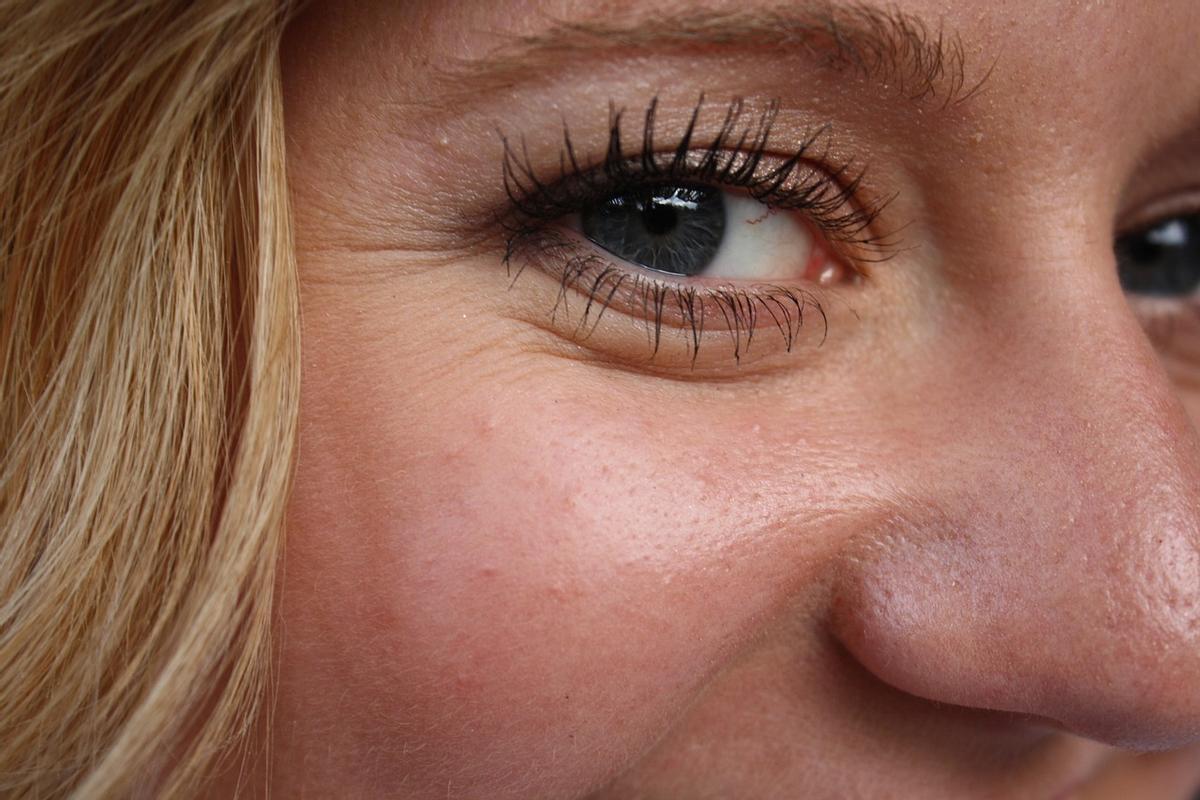 La vaselina puede convertirse en un buen tratamiento para disimular las arrugas del contorno de los ojos.