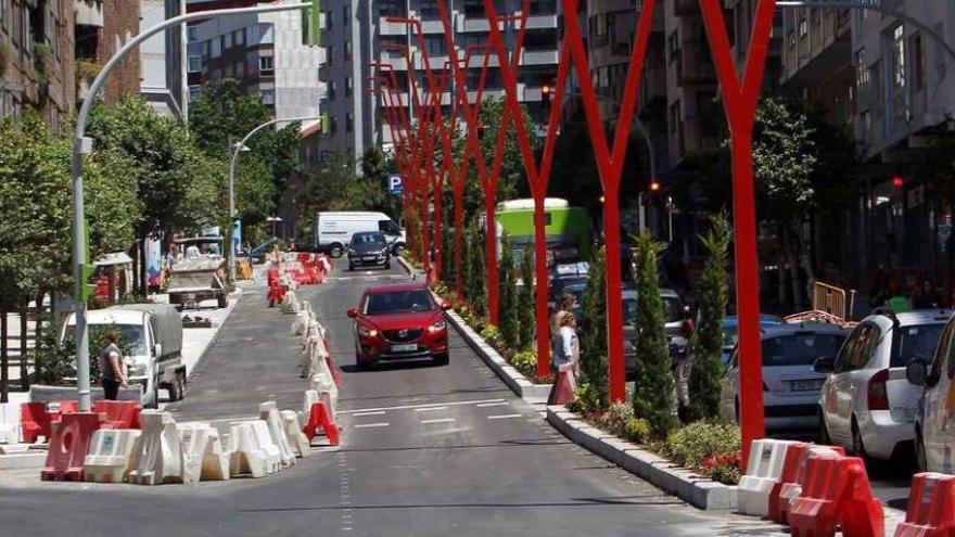 Vista de la calle Camelias, con las obras, ayer por la mañana, prácticamente acabadas. // Ricardo Grobas