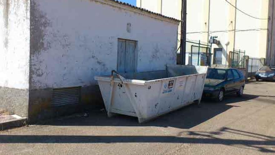 El contenedor para escombros colocado en el punto limpio de Los Salados.
