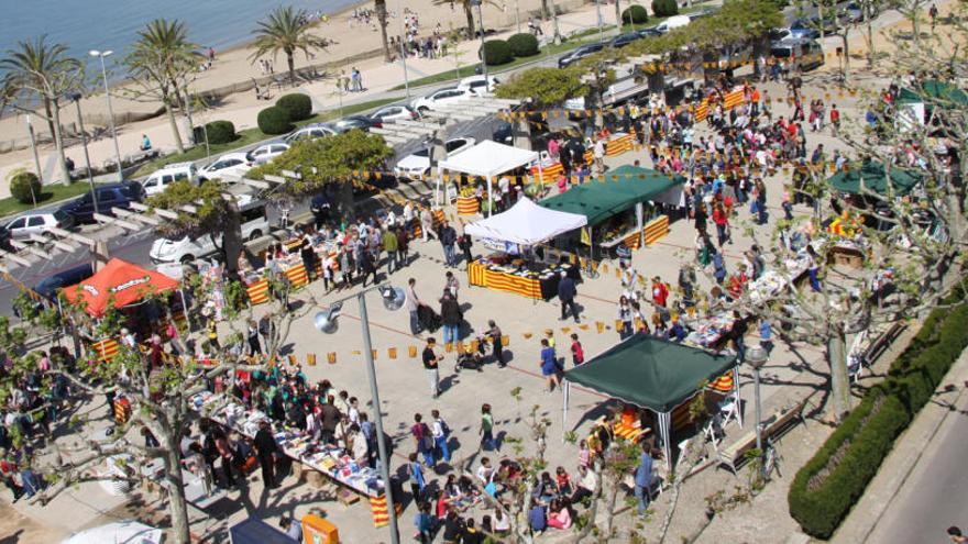 Una edició passada de la fira de Sant Jordi a Roses