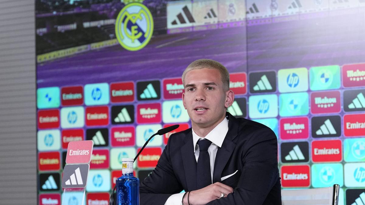 Franco Mastantuono durante su presentación con el Real Madrid.