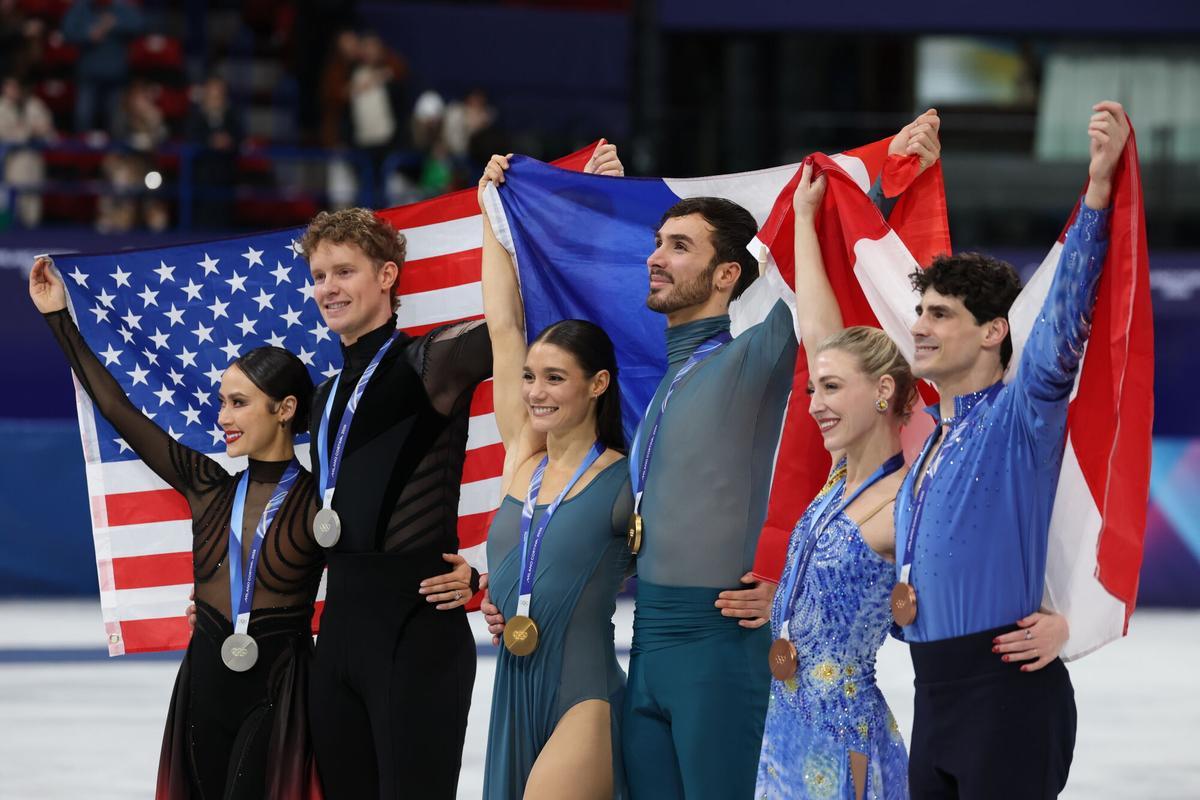 MILAN (Italy), 12/02/2026.- (L-R) Silver medalists Madison Chock and Evan Bates of USA, gold medalists Laurence Fournier Beaudry and Guillaume Cizeron of France, and bronze medalists Piper Gilles and Paul Poirier of Canada celebrate on the podium after the Ice Dance Free Skating of the Figure Skating competitions at the Milano Cortina 2026 Winter Olympic Games, in Milan, Italy, 11 February 2026. (Francia, Italia) EFE/EPA/WU HAO