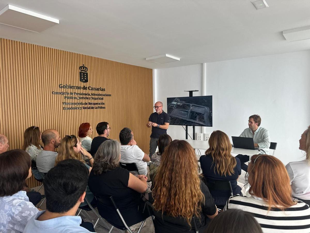 El viceconsejero para la Reconstrucción de la Palma, Pedro Afonso, se dirige a los asistentes.