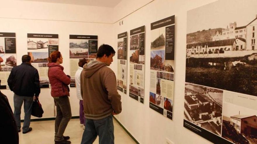 Un grupo de visitantes a la exposición, ayer, en el Ateneo de La Calzada.