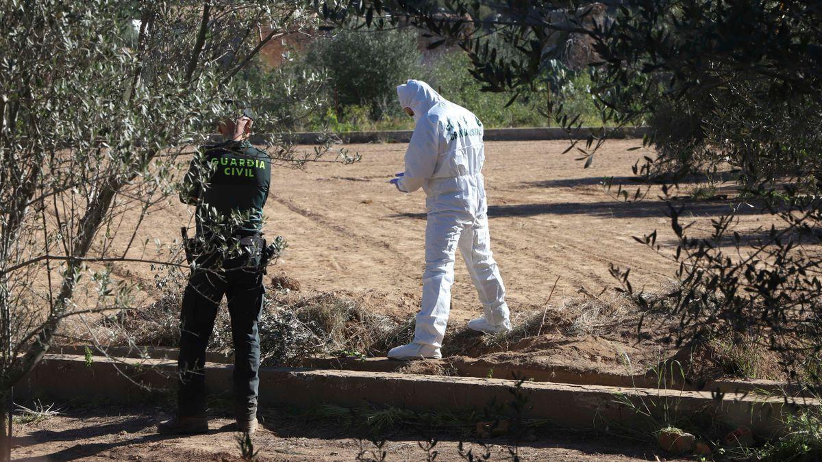 Fosa en la que fue encontrado enterrado uno de los menores.