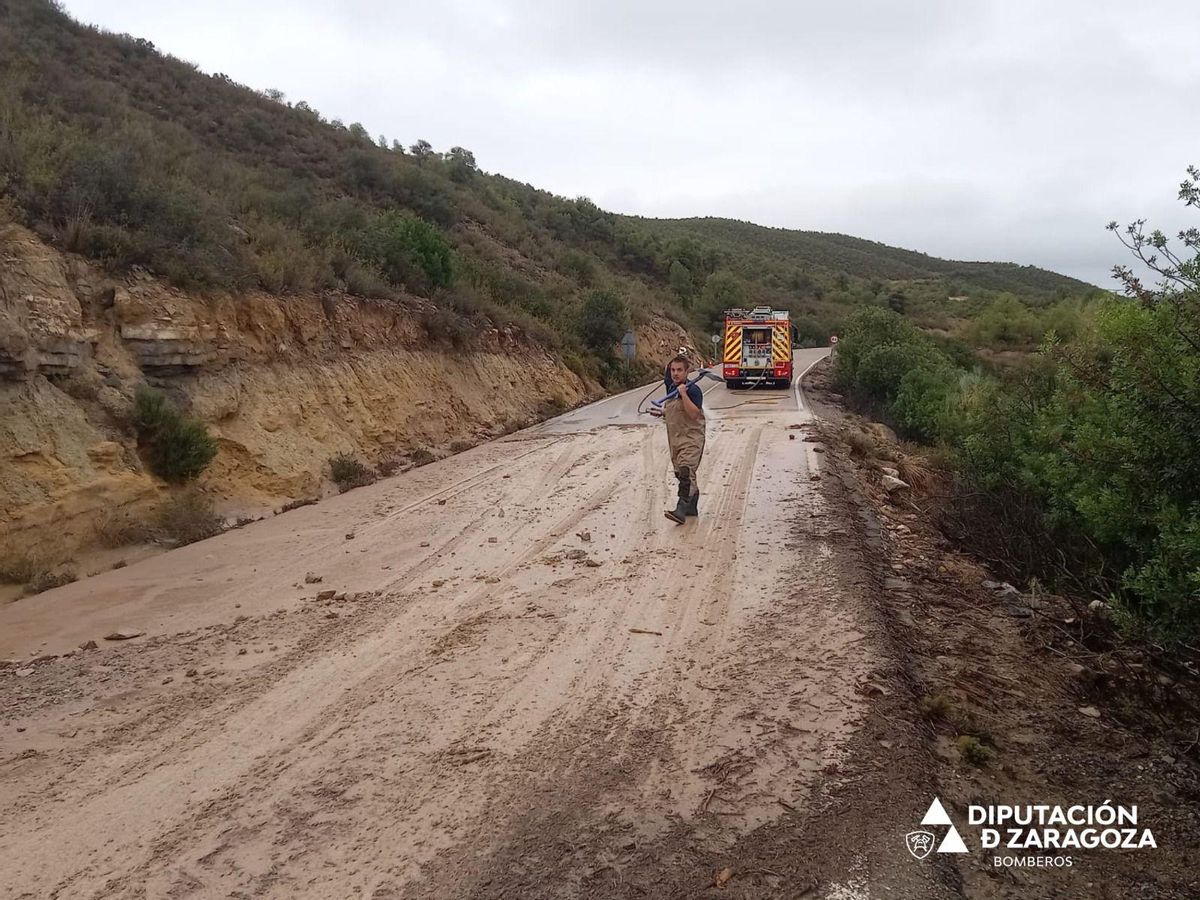 Labores de limpieza en la carretera de acceso a Fayón