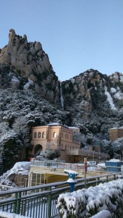 La neu a Montserrat deixa imatges de postal