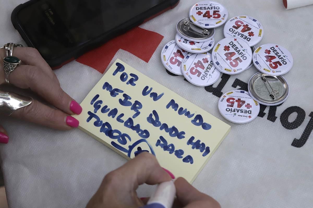 La campaña de Cruz Roja claveles por un trabajo igualitario, en imágenes
