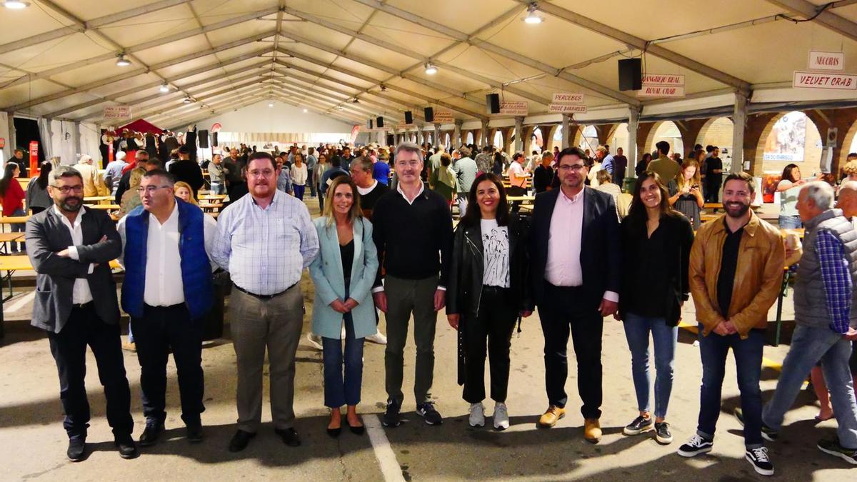 Representantes políticos de la comarca que ayer escenificaron su apoyo a la Festa do Marisco.