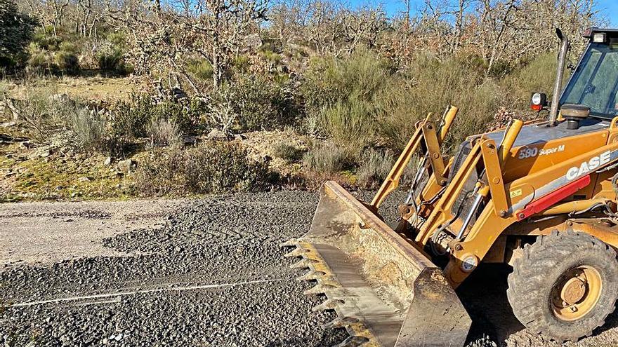 La retroexcavadora de la Diputación bachea el camino. | Ch. S.