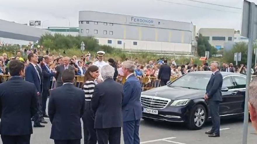 La reina Letizia se despide de la autoridades tras la inuaguración del curso escolar en Oroso