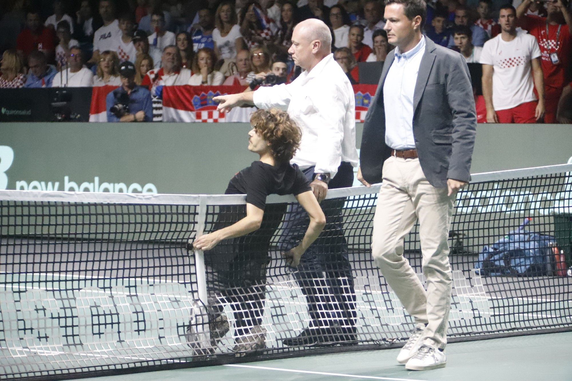 Un espontáneo salta a la pista de la Davis en Málaga y se esposa a la red