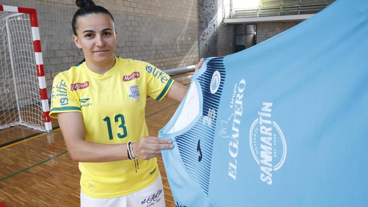 La jugadora Jane Marques posa con la camiseta de Brasil y de Rodiles