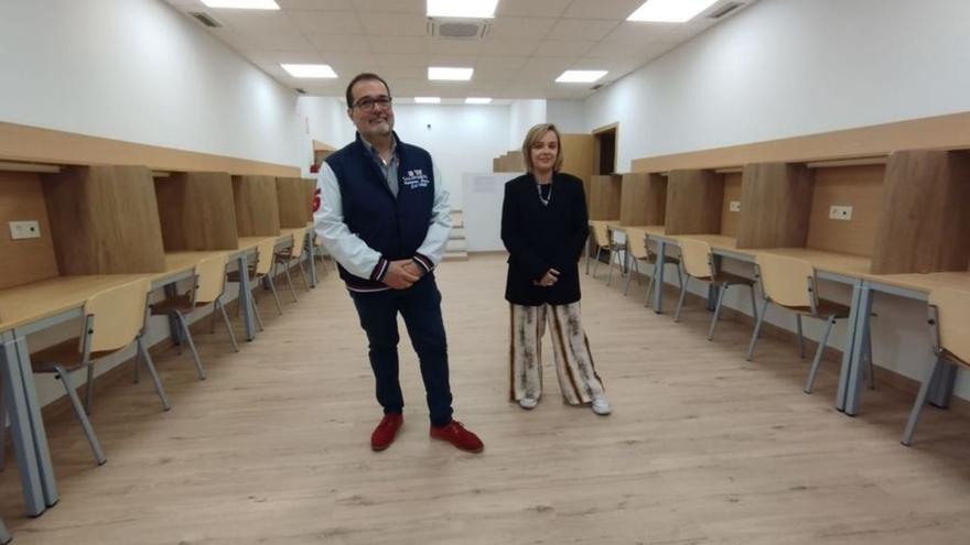 Roberto García y Marina Casero en la nueva sala de estudios. | M. Á. G.