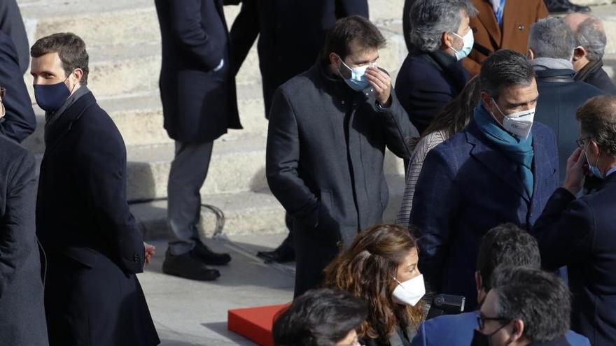 Casado y Sánchez durante el aniversario de la Constitución.