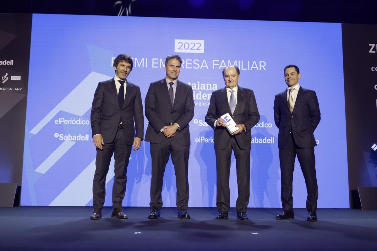 Premio a la Empresa Familiar para el Grupo Catalana Occidente. En la foto, Josep Maria Serra y Hugo Serra, presidente y CEO de la compañía, recogen el premio de manos de Jordi Romañach y Sergi Guillot.