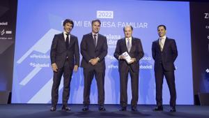 Premio a la Empresa Familiar para el Grupo Catalana Occidente. En la foto, Josep Maria Serra y Hugo Serra, presidente y CEO de la compañía, recogen el premio de manos de Jordi Romañach y Sergi Guillot.