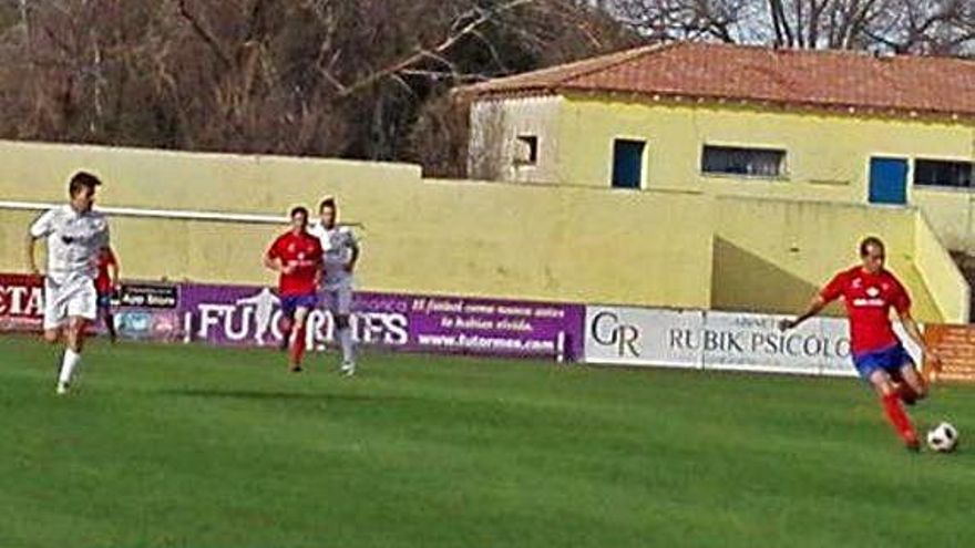 Un jugador del Benavente golpea al balón durante el partido.