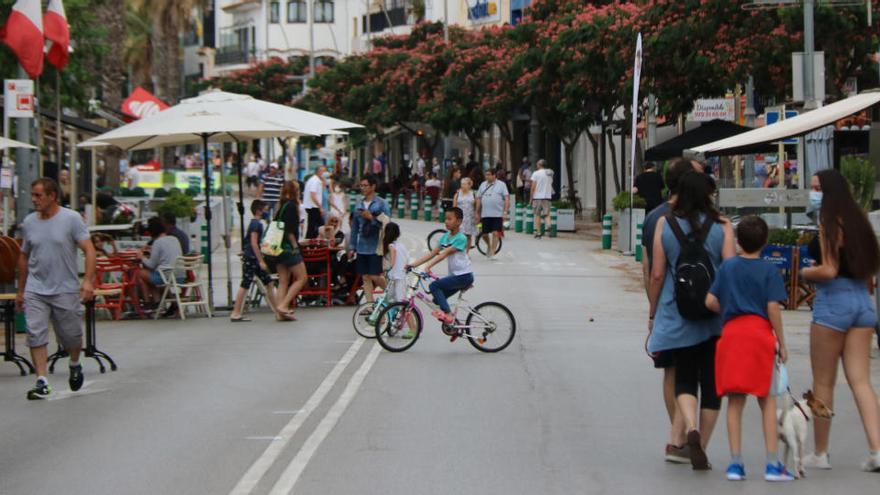 L&#039;avinguda Cavall Bernat de Platja d&#039;Aro amb gent passejant, aquest estiu |