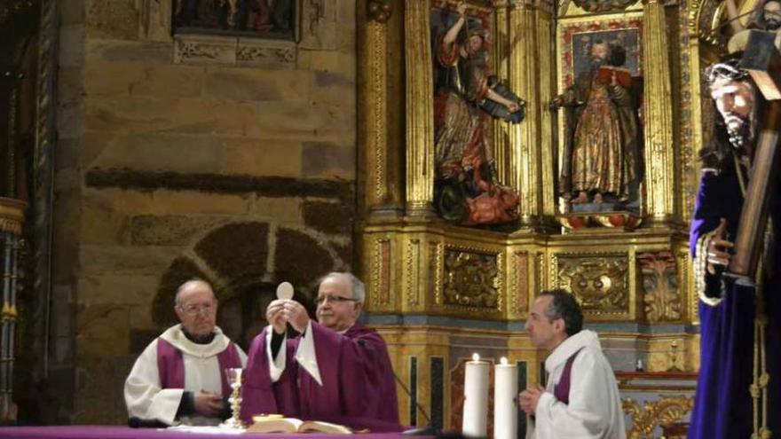 El obispo de Zamora oficia la misa ayer en Santa María.