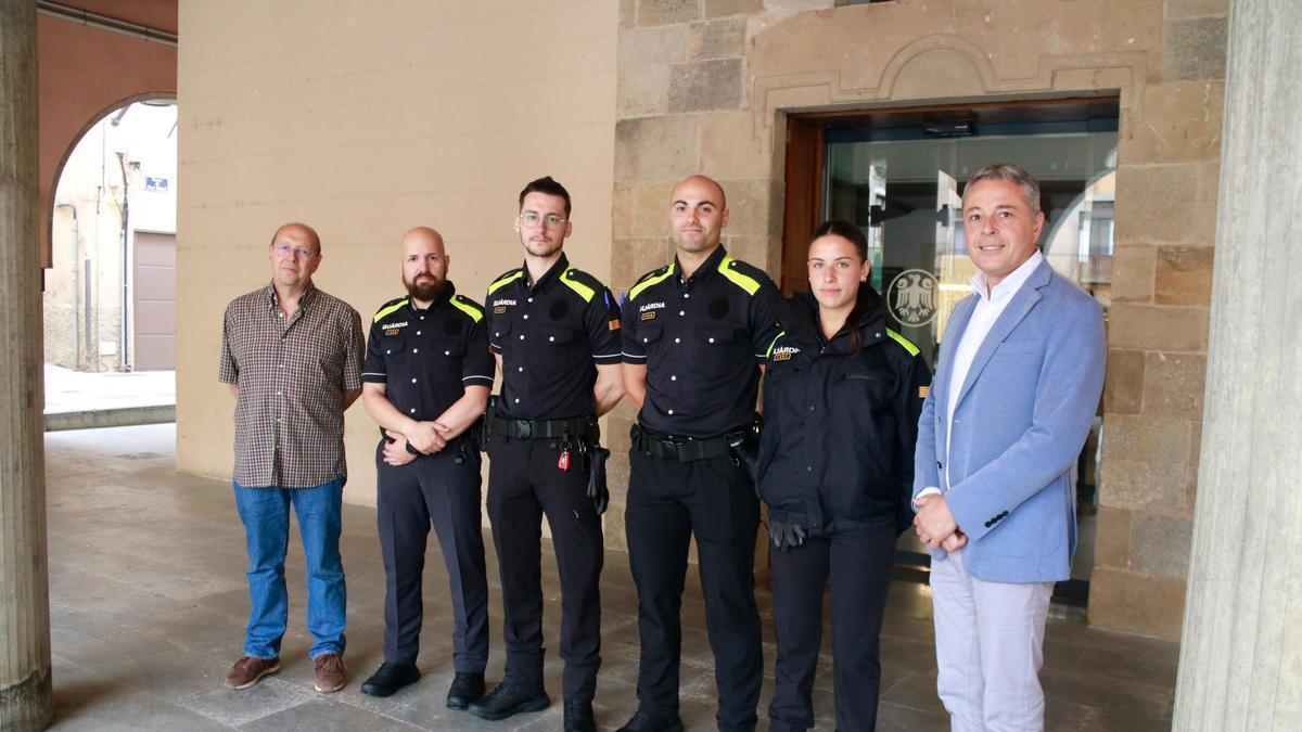 L'alcalde de Sant Joan, Ramon Roqué, i el regidor de seguretat, Joan Alomar, amb els nous guàrdies municipals.