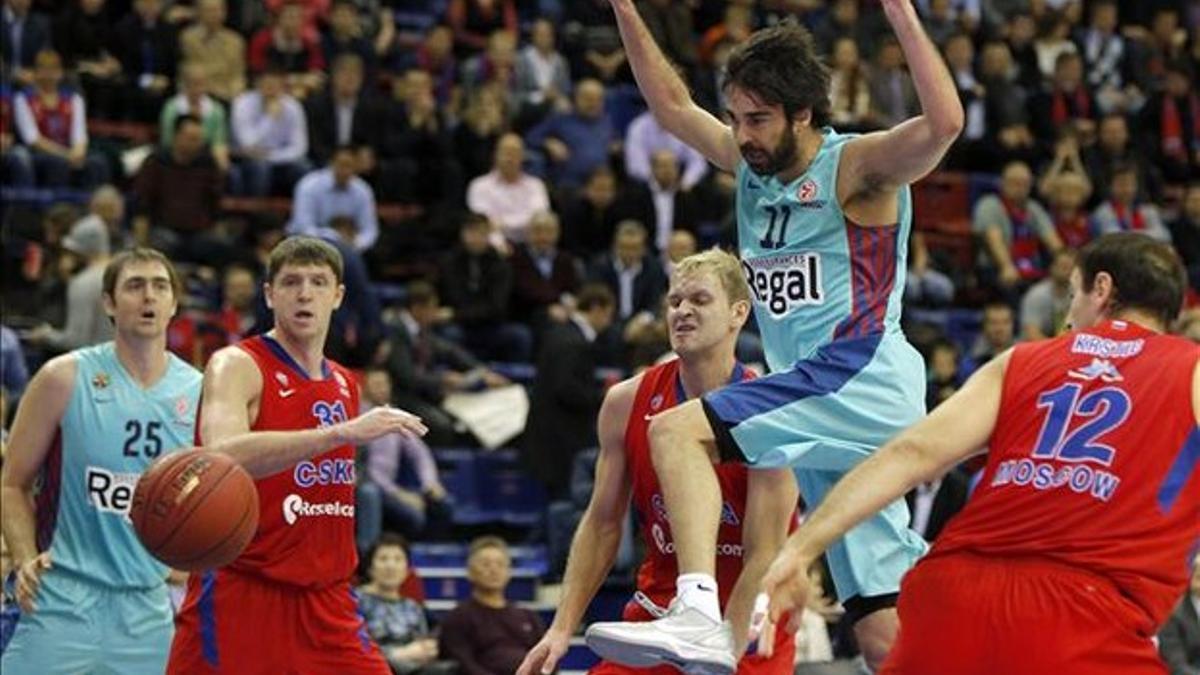 Navarro salta por encima de jugadores del CSKA en Moscú.