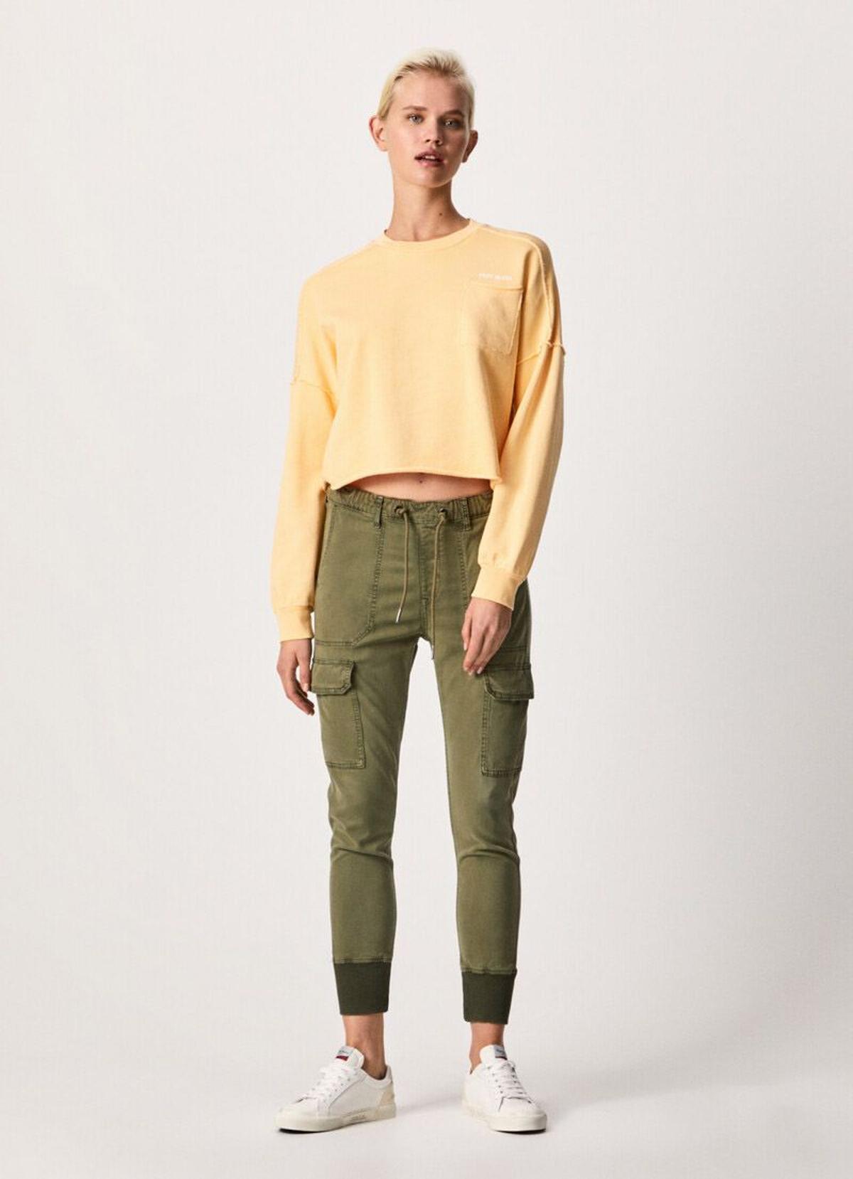 Los pantalones cargo superventas de Mango que rejuvenecen a los 50