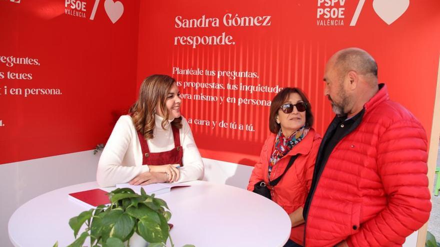 Sandra Gómez junto a unos vecinos