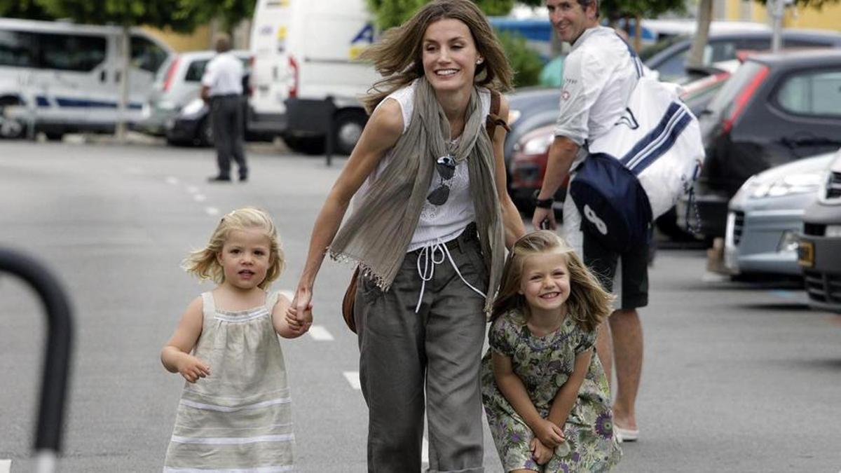 Leonor con su madre y su hermana a la salida del Náutico el verano de 2010.