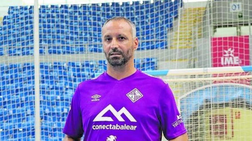 Antonio Vadillo, técnico del Palma Futsal, posa en la pista del Palau d’Esports de Son Moix. | PALMA FUTSAL