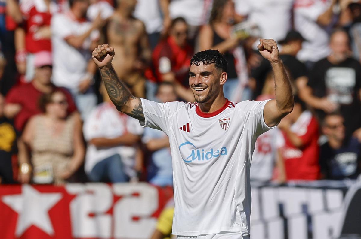 Isaac Romero celebra su gol contra el Barcelona durante el partido de la jornada 8 de LaLiga EA Sports en el Ramón Sánchez-Pizjuán.