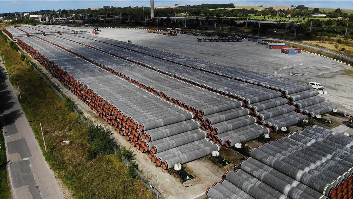 Tuberías para el gasoducto Nord Stream 2 almacenadas en el puerto de Mukran, en Sassnitz (Alemania) el pasado 10 de septiembre.