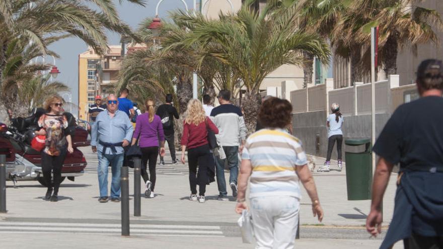 Paseantes en Arenales en invierno