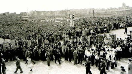Una multitud acudió al acto de colocación de la primera piedra del Camp Nou, el 28 de marzo de 1954