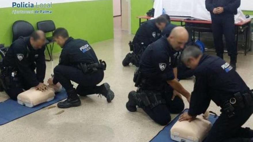 Curso de desfibrilador para policías