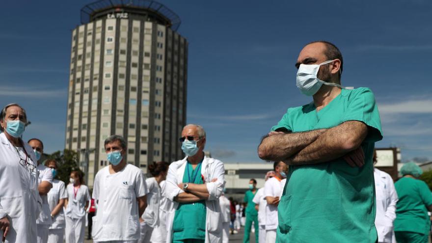 Sanitarios frente al Hospital de la Paz