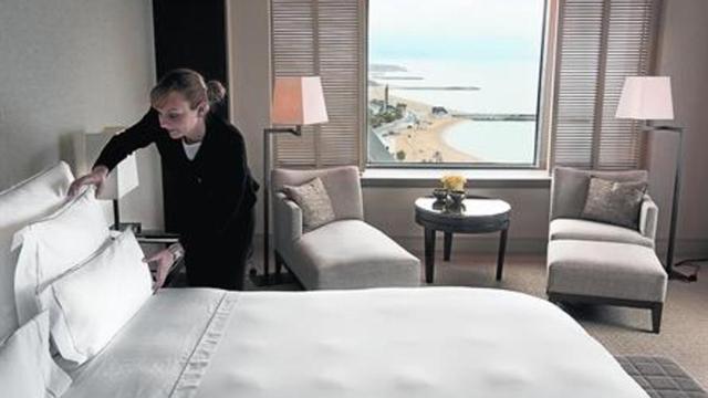 Una camarera de planta finaliza la limpieza de una habitación en un hotel de Barcelona.