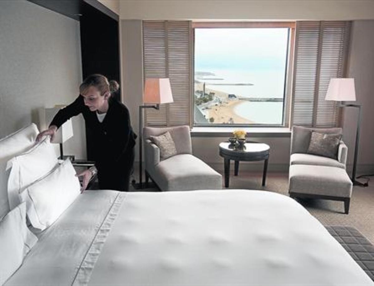 Una camarera de planta finaliza la limpieza de una habitación en un hotel de Barcelona.