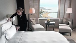 Una cambrera de planta finalitza la neteja d’una habitació en un hotel de Barcelona.