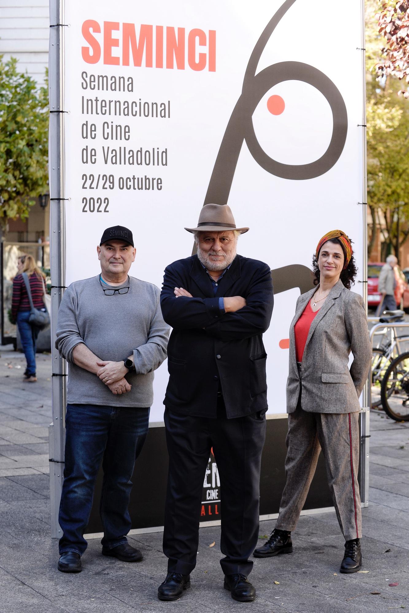 José Luis López-Linares (en el centro de la imagen), acompañado por los productores Ruth Gabriel y Antonio Saura.