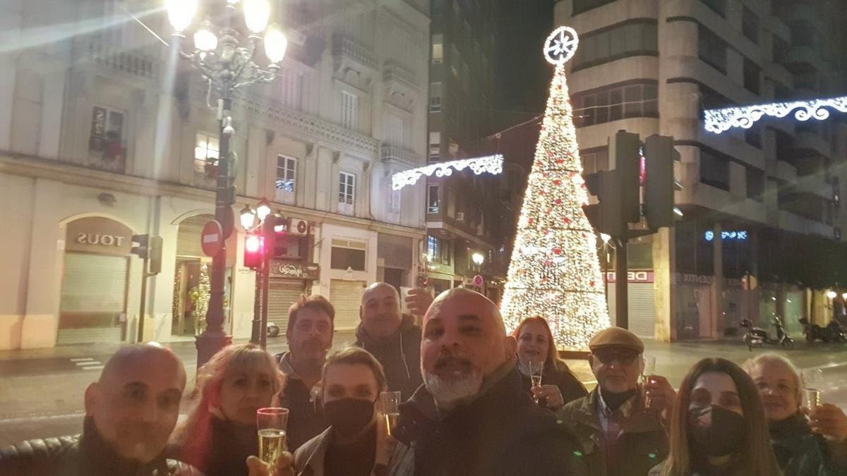 Juan Manuel Queral, con amigos y allegados, en la noche del 30 de diciembre de este 2021, en el ensayo de las campanadas para el 2022.