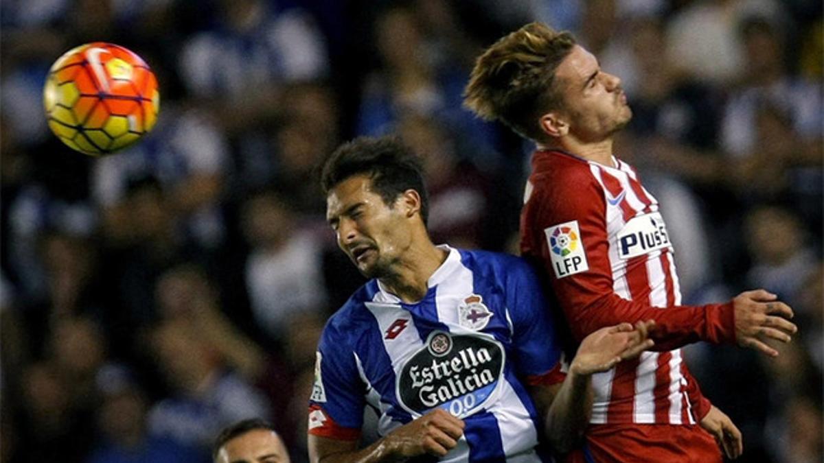 Celso Borges lucha un balón aéreo con Antoine Griezmann