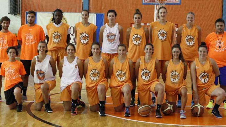 Primera plantilla, canteranas y cuerpo técnico posan antes de iniciar el primer entrenamiento de la pretemporada.